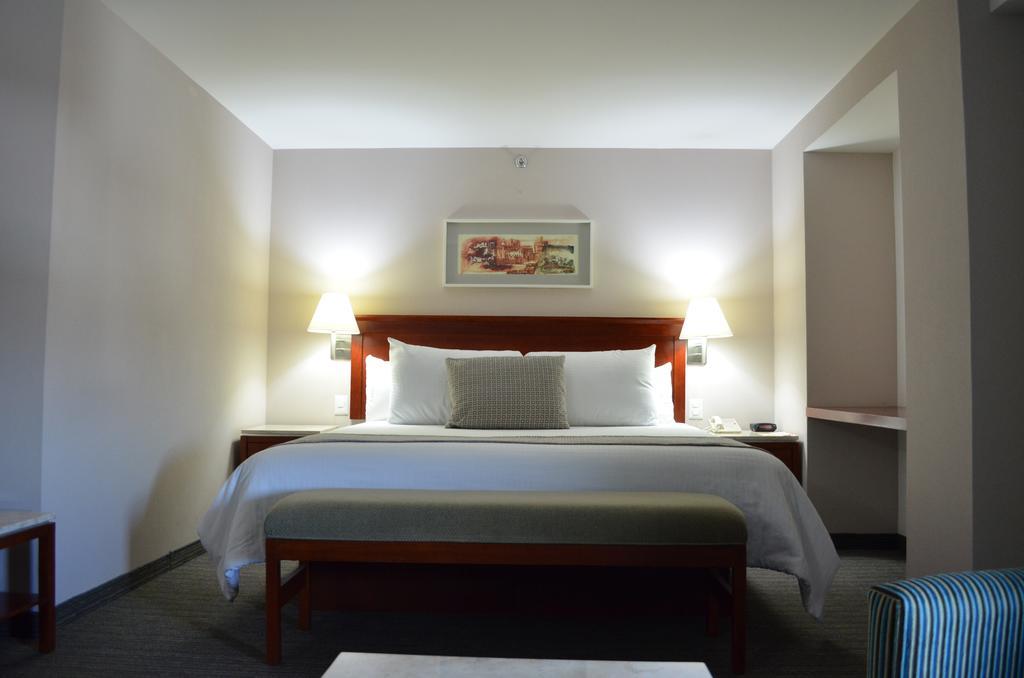 Casa Inn Business Hotel Celaya Buitenkant foto